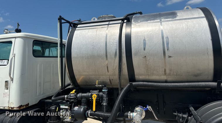 image for item DP8435 2000 International  4700 tank truck