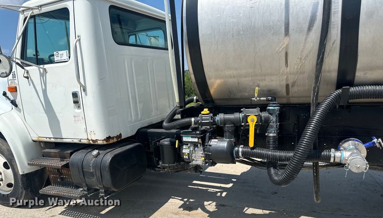 image for item DP8435 2000 International  4700 tank truck