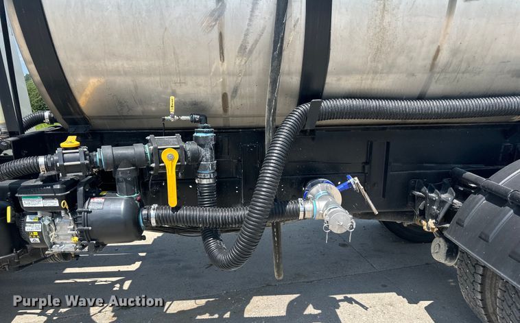 image for item DP8435 2000 International  4700 tank truck