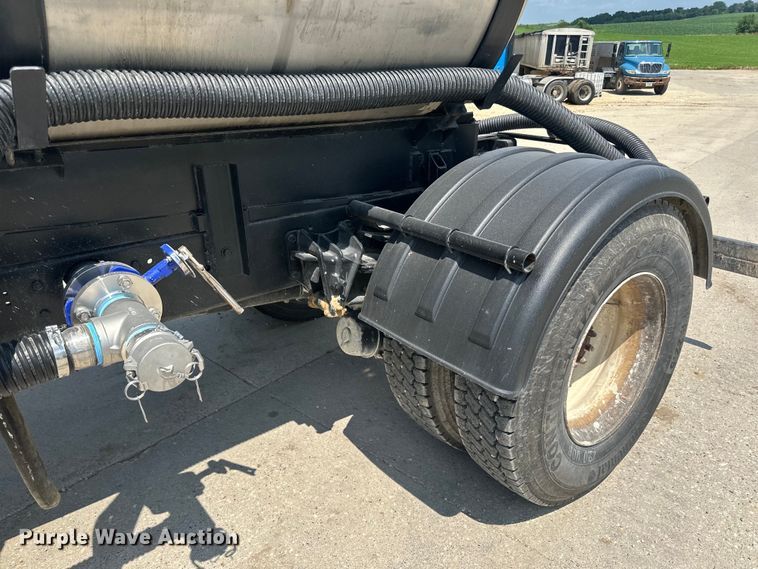 image for item DP8435 2000 International  4700 tank truck