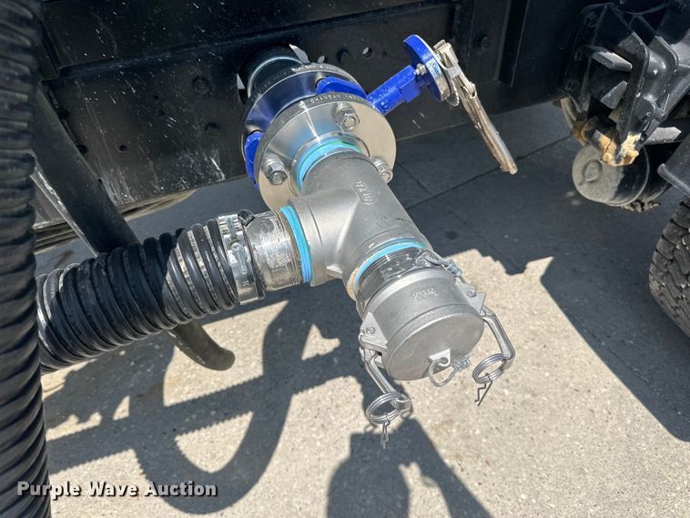 image for item DP8435 2000 International  4700 tank truck