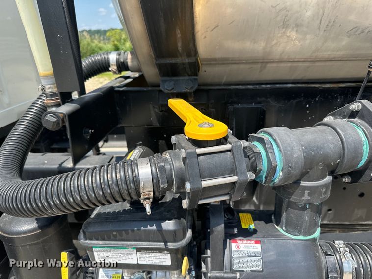 image for item DP8435 2000 International  4700 tank truck