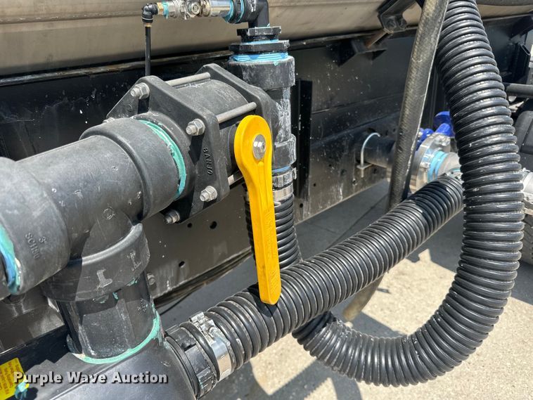 image for item DP8435 2000 International  4700 tank truck