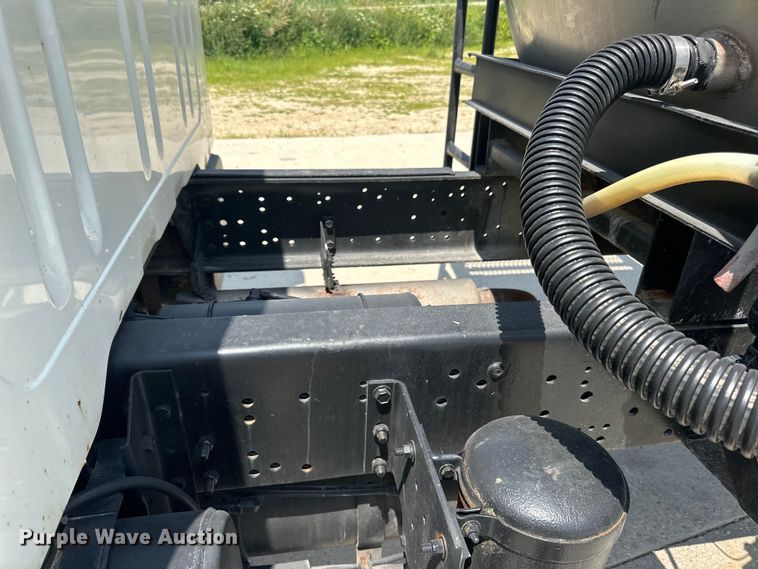 image for item DP8435 2000 International  4700 tank truck