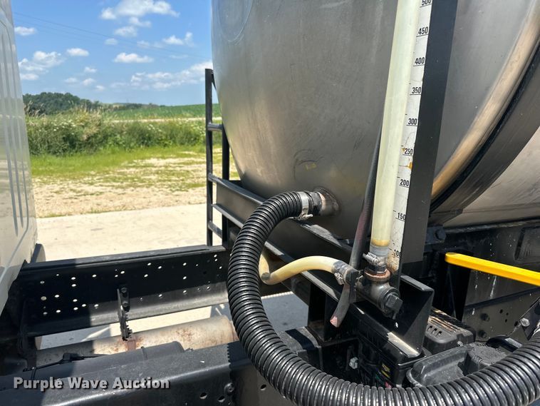 image for item DP8435 2000 International  4700 tank truck