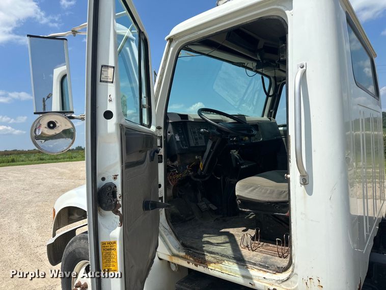 image for item DP8435 2000 International  4700 tank truck