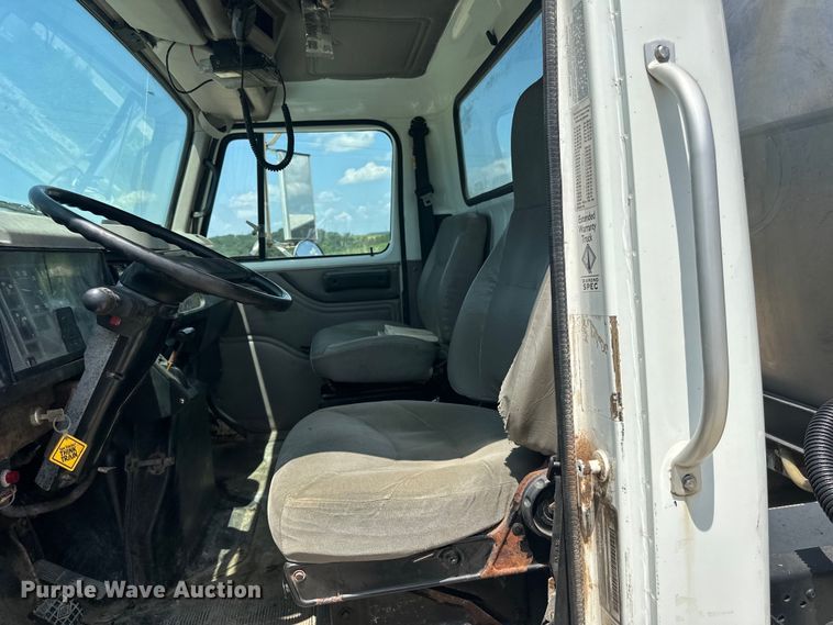 image for item DP8435 2000 International  4700 tank truck