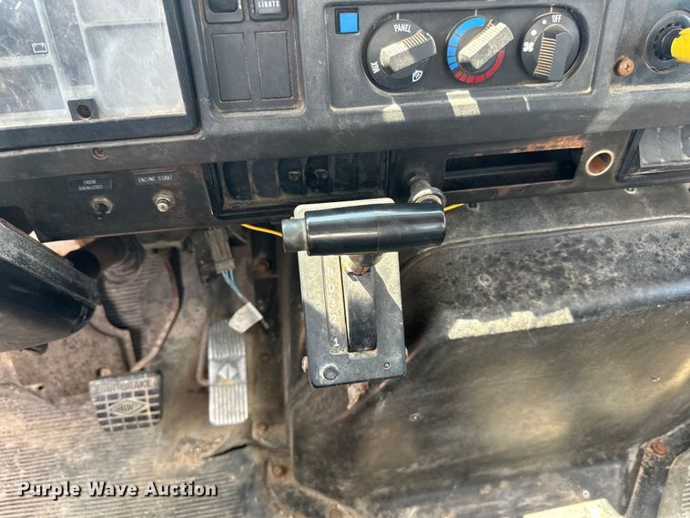 image for item DP8435 2000 International  4700 tank truck