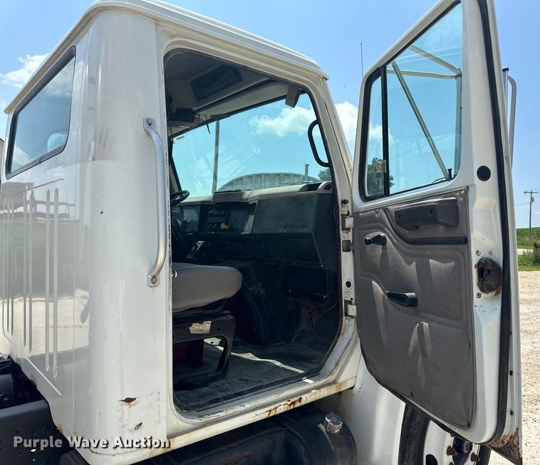 image for item DP8435 2000 International  4700 tank truck