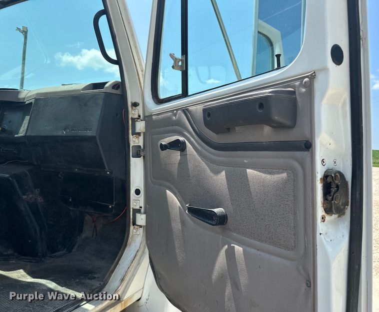 image for item DP8435 2000 International  4700 tank truck