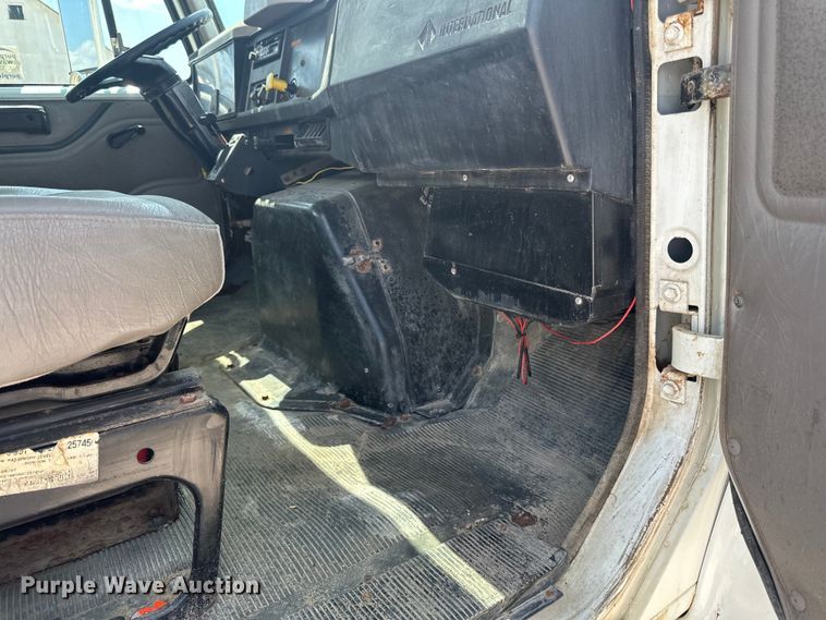 image for item DP8435 2000 International  4700 tank truck