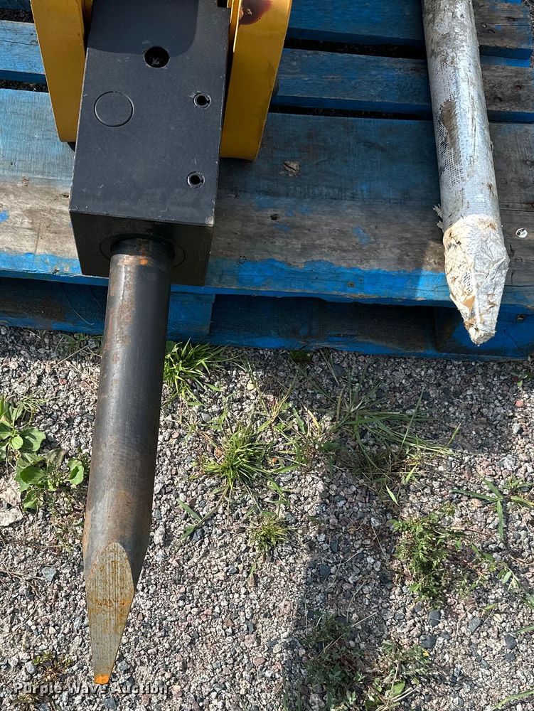 image for item DP8440 2022 Agrotk SSHH680 skid steer breaker