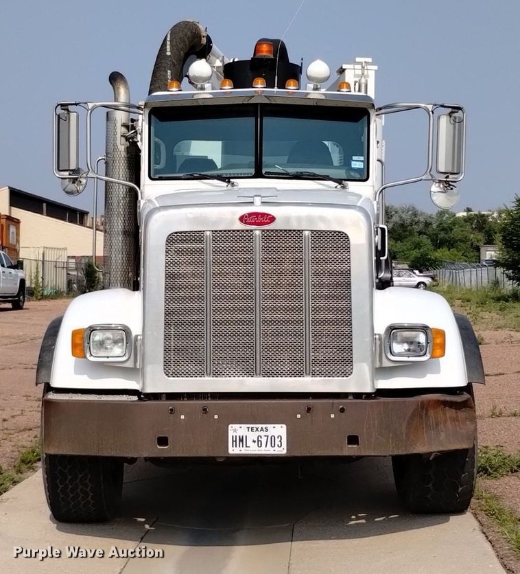 image for item DQ6167 2015 Peterbilt 365 hydrovac truck