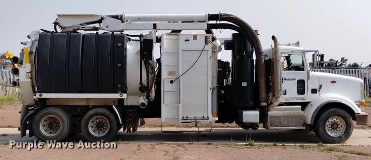 image for item DQ6167 2015 Peterbilt 365 hydrovac truck