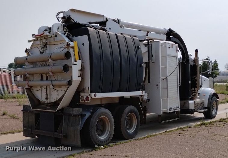 image for item DQ6167 2015 Peterbilt 365 hydrovac truck