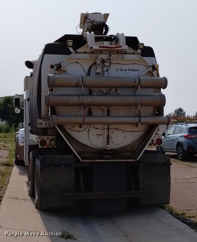 image for item DQ6167 2015 Peterbilt 365 hydrovac truck