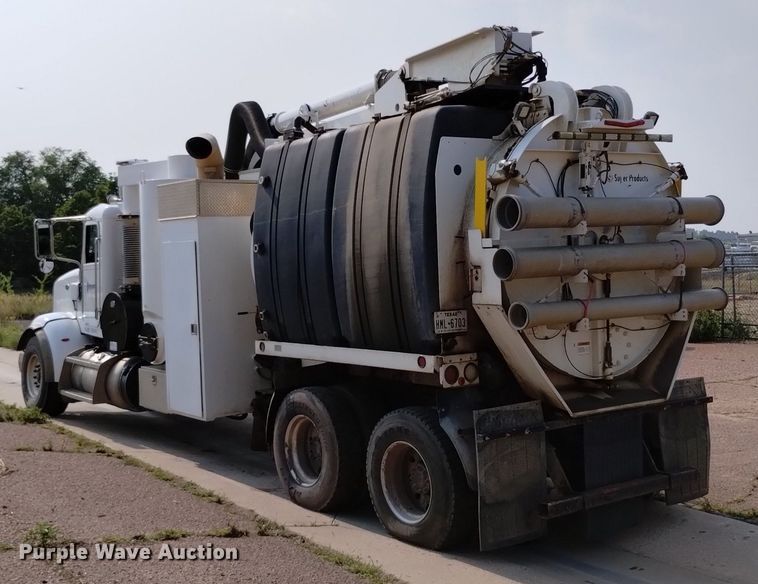 image for item DQ6167 2015 Peterbilt 365 hydrovac truck