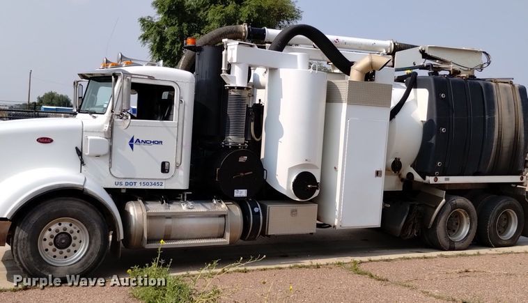 image for item DQ6167 2015 Peterbilt 365 hydrovac truck