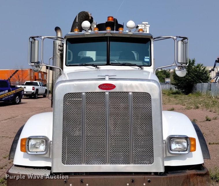 image for item DQ6167 2015 Peterbilt 365 hydrovac truck