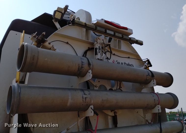 image for item DQ6167 2015 Peterbilt 365 hydrovac truck