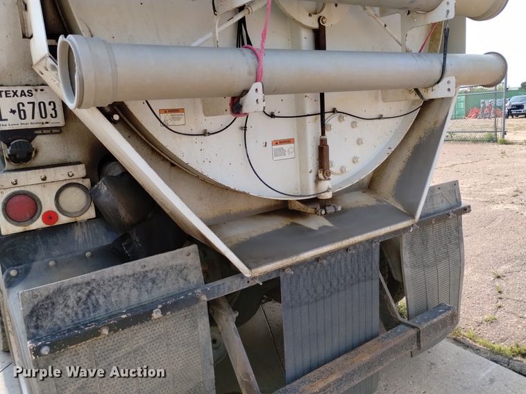 image for item DQ6167 2015 Peterbilt 365 hydrovac truck