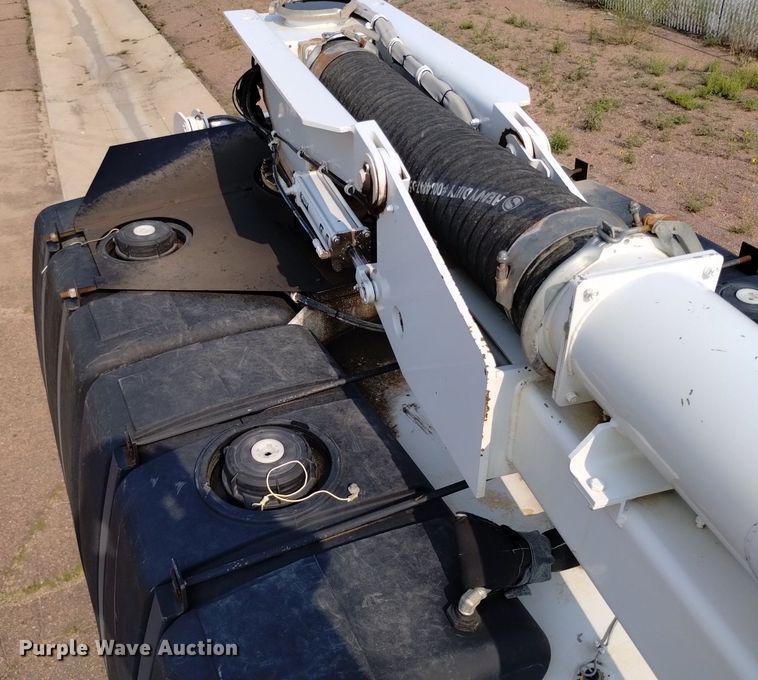 image for item DQ6167 2015 Peterbilt 365 hydrovac truck