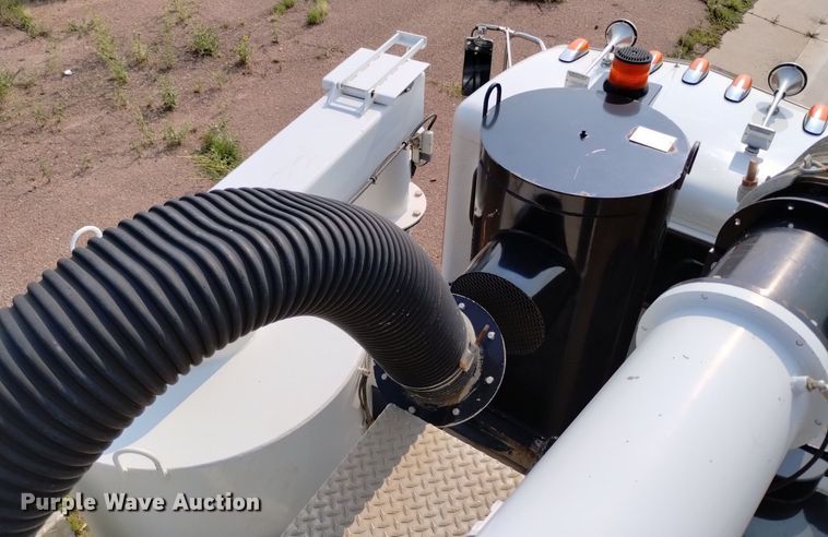 image for item DQ6167 2015 Peterbilt 365 hydrovac truck