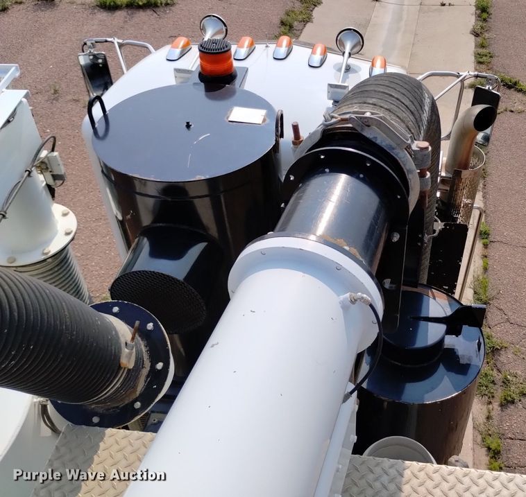 image for item DQ6167 2015 Peterbilt 365 hydrovac truck