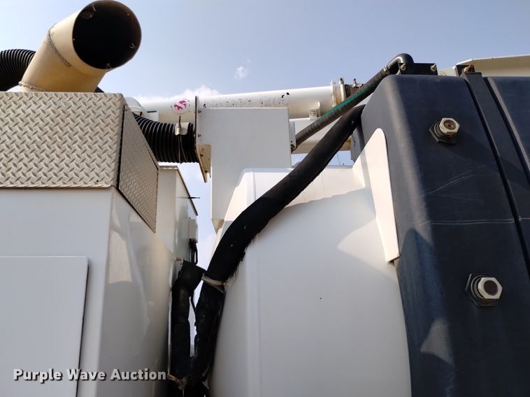 image for item DQ6167 2015 Peterbilt 365 hydrovac truck