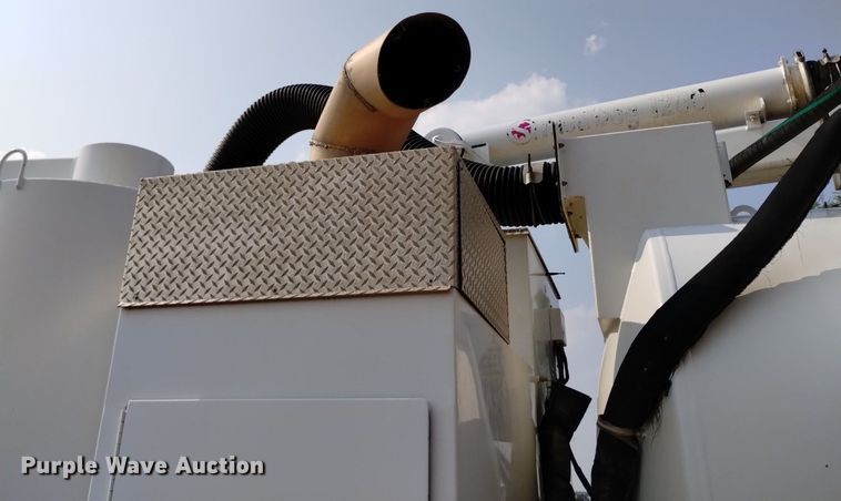 image for item DQ6167 2015 Peterbilt 365 hydrovac truck