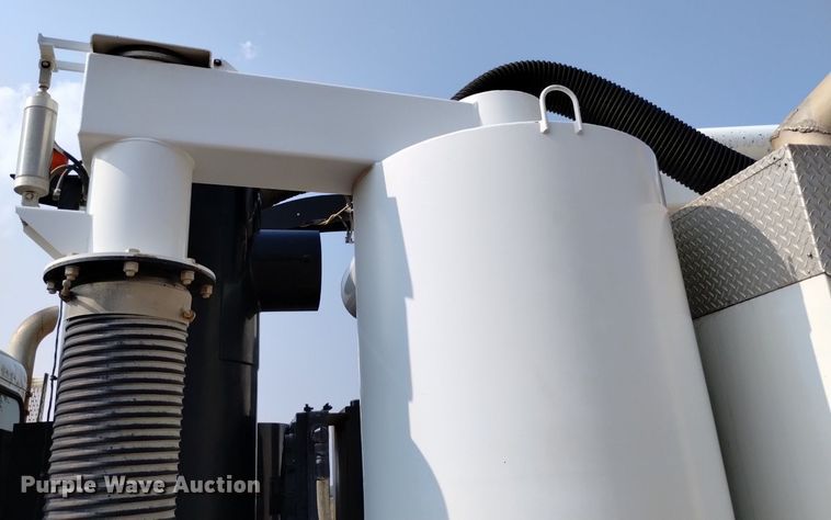 image for item DQ6167 2015 Peterbilt 365 hydrovac truck