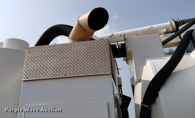 image for item DQ6167 2015 Peterbilt 365 hydrovac truck