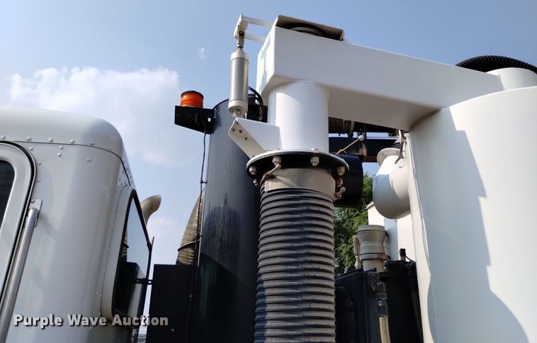 image for item DQ6167 2015 Peterbilt 365 hydrovac truck