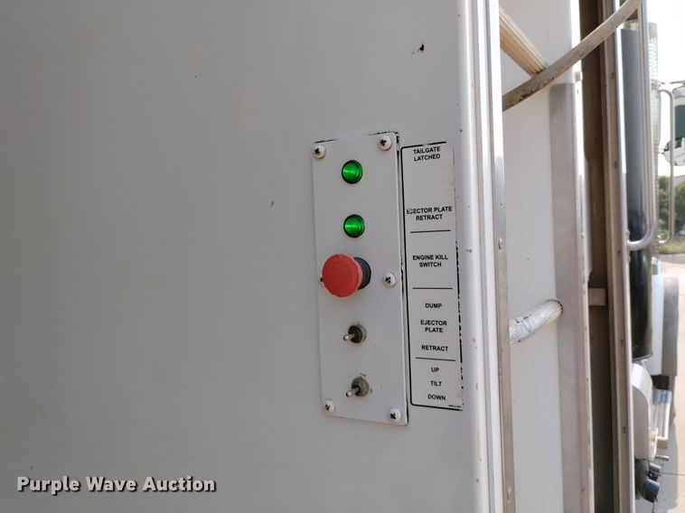 image for item DQ6167 2015 Peterbilt 365 hydrovac truck