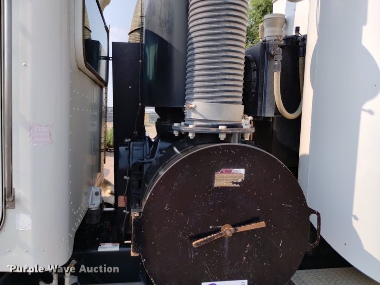 image for item DQ6167 2015 Peterbilt 365 hydrovac truck