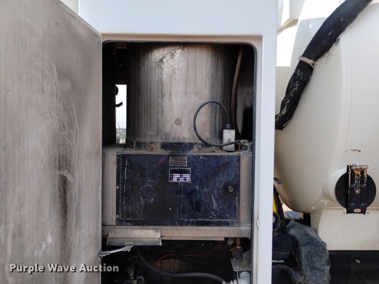 image for item DQ6167 2015 Peterbilt 365 hydrovac truck