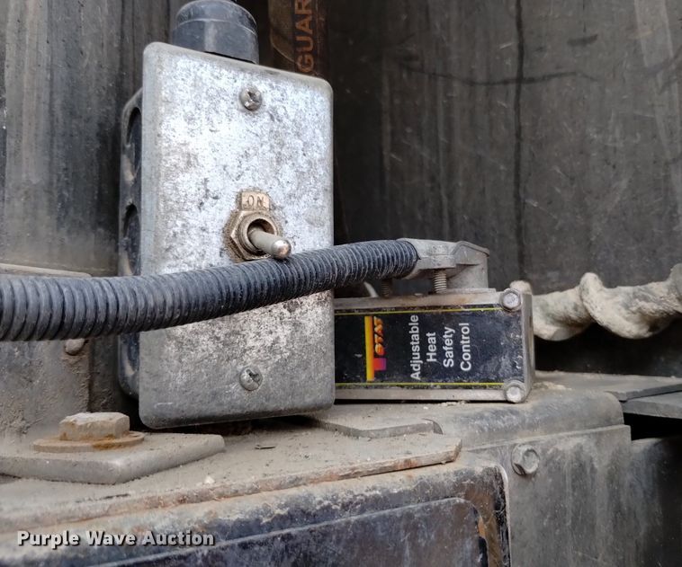 image for item DQ6167 2015 Peterbilt 365 hydrovac truck