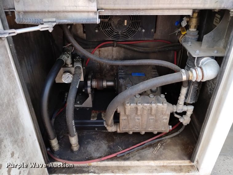 image for item DQ6167 2015 Peterbilt 365 hydrovac truck