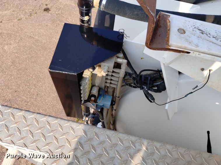 image for item DQ6167 2015 Peterbilt 365 hydrovac truck