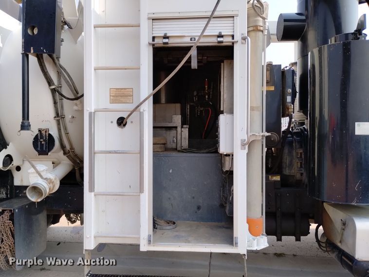 image for item DQ6167 2015 Peterbilt 365 hydrovac truck