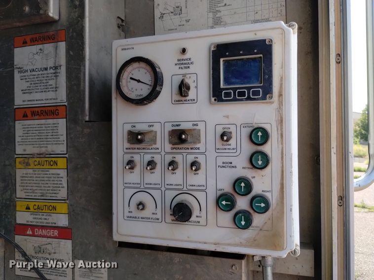 image for item DQ6167 2015 Peterbilt 365 hydrovac truck