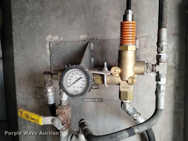 image for item DQ6167 2015 Peterbilt 365 hydrovac truck