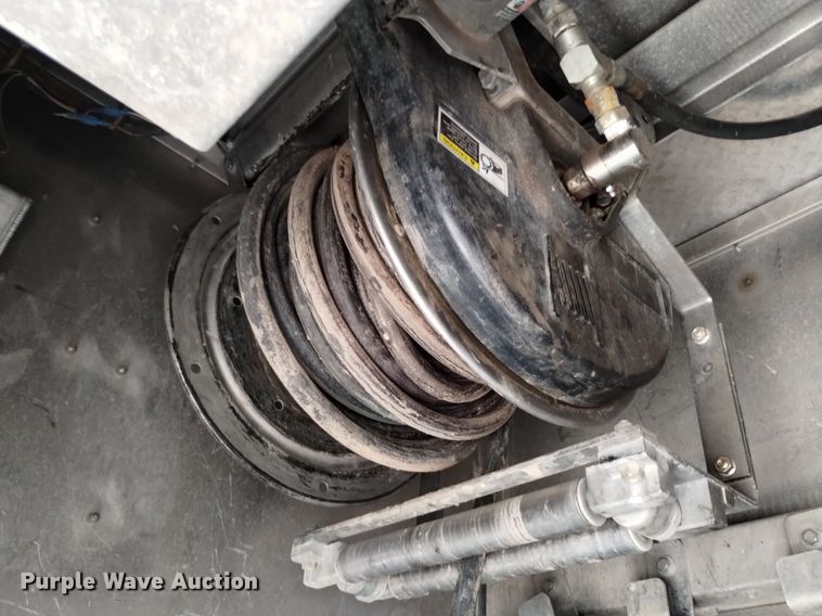 image for item DQ6167 2015 Peterbilt 365 hydrovac truck