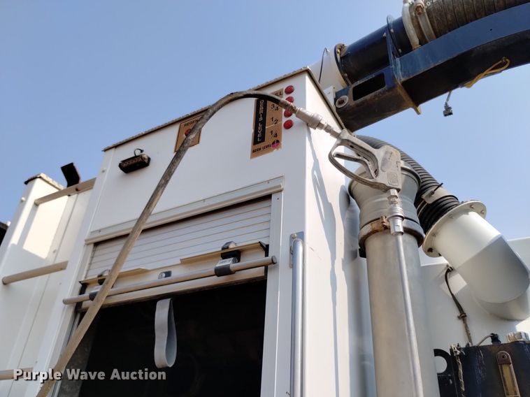 image for item DQ6167 2015 Peterbilt 365 hydrovac truck