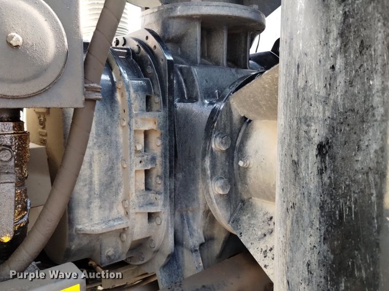 image for item DQ6167 2015 Peterbilt 365 hydrovac truck