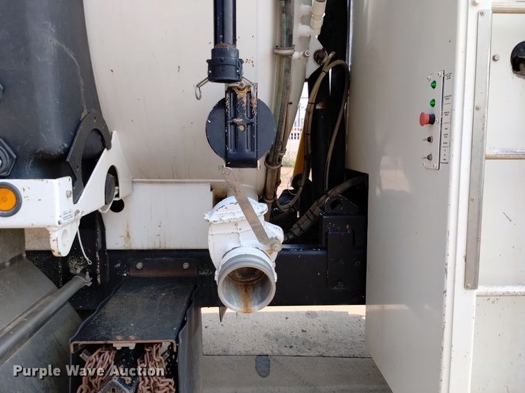 image for item DQ6167 2015 Peterbilt 365 hydrovac truck