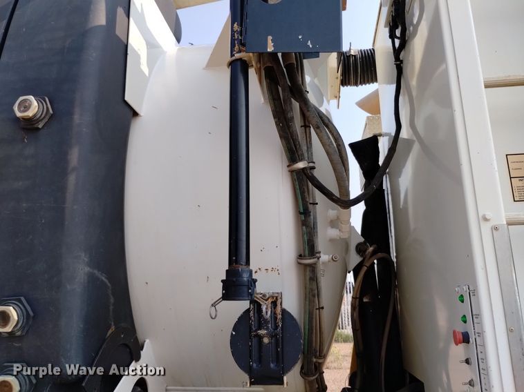 image for item DQ6167 2015 Peterbilt 365 hydrovac truck
