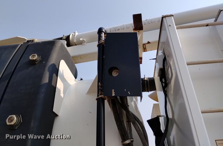 image for item DQ6167 2015 Peterbilt 365 hydrovac truck