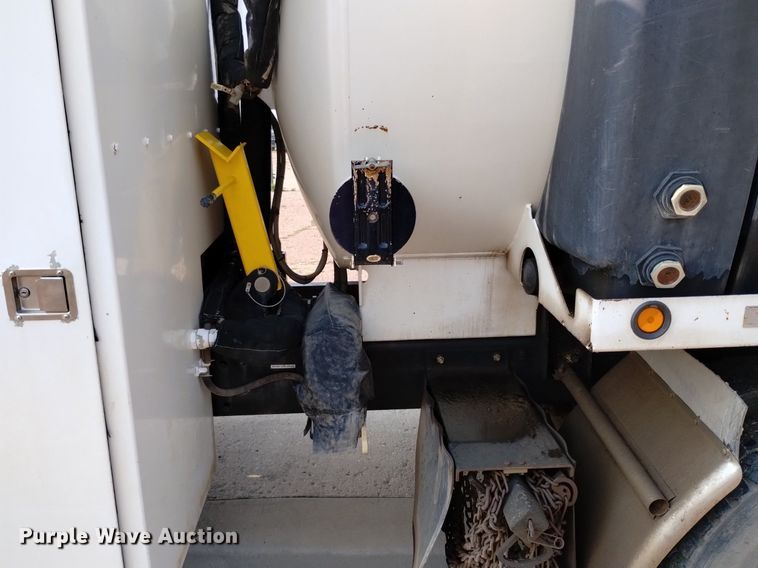 image for item DQ6167 2015 Peterbilt 365 hydrovac truck