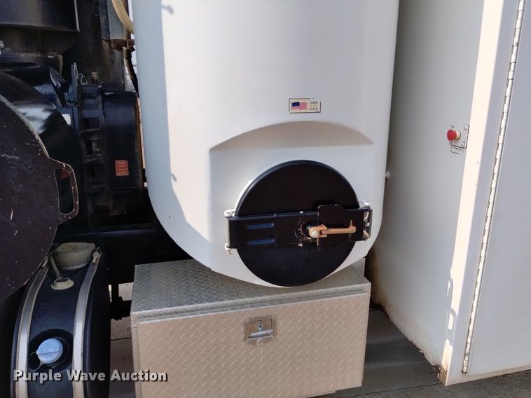 image for item DQ6167 2015 Peterbilt 365 hydrovac truck